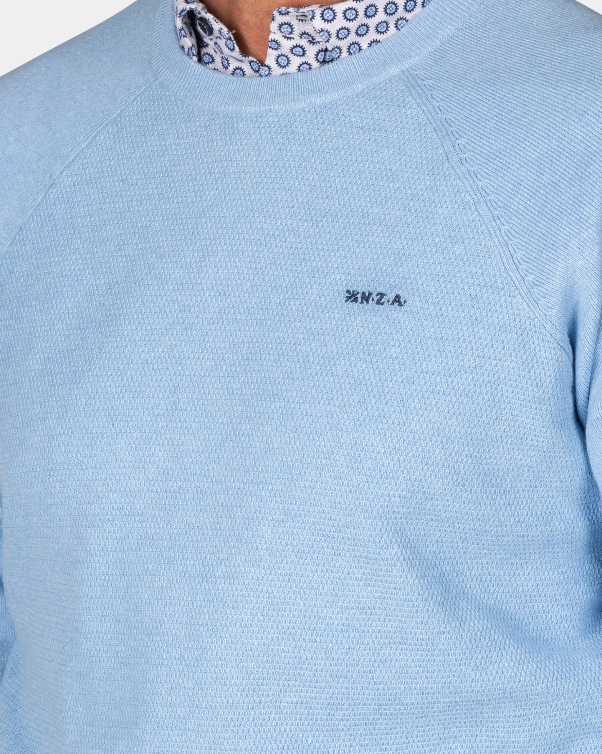 Blue plain pullover with round neck