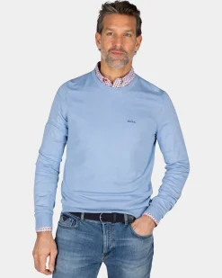 Blue pullover with round neck