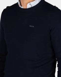 Navy pullover with round neck
