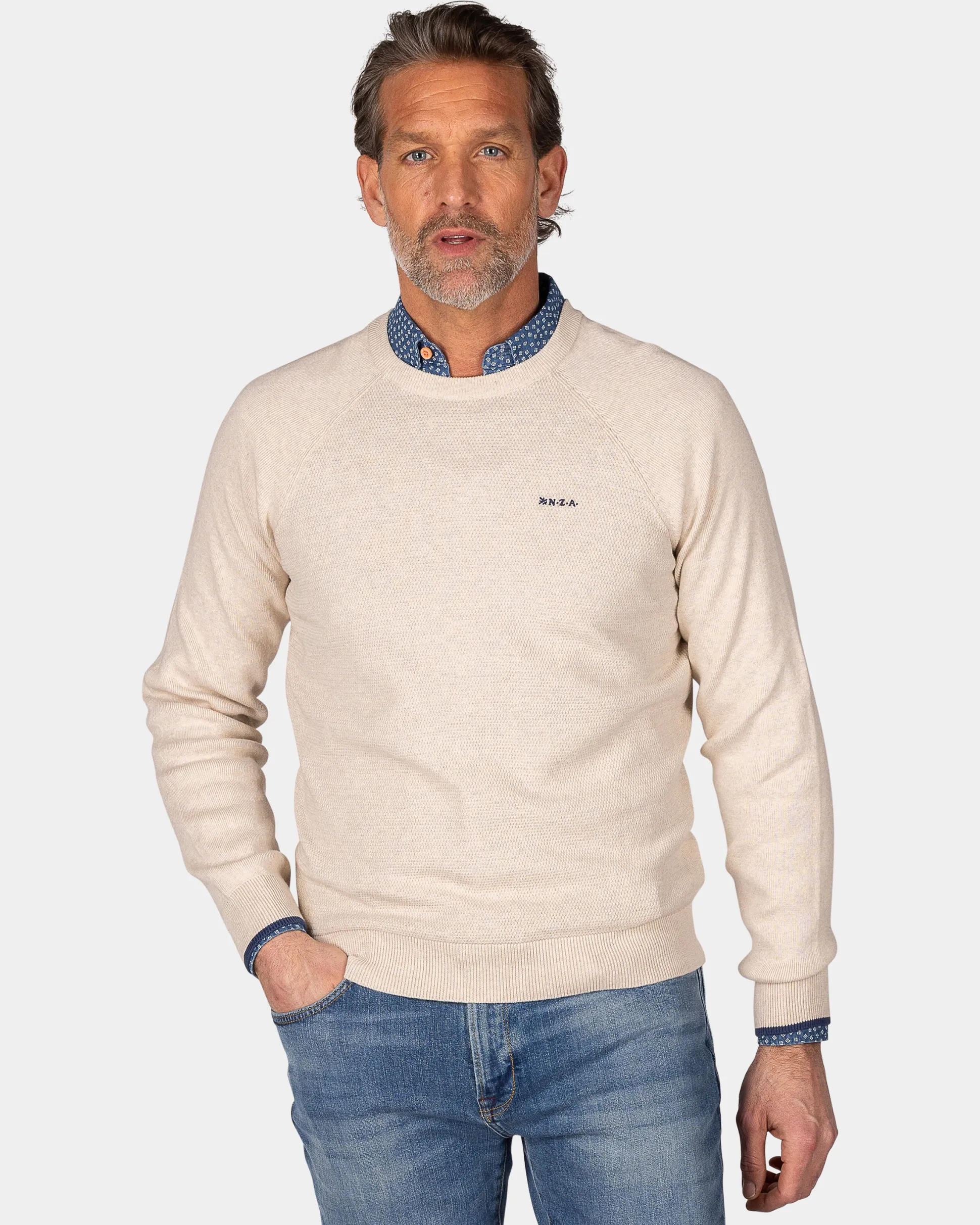 White plain pullover with round neck