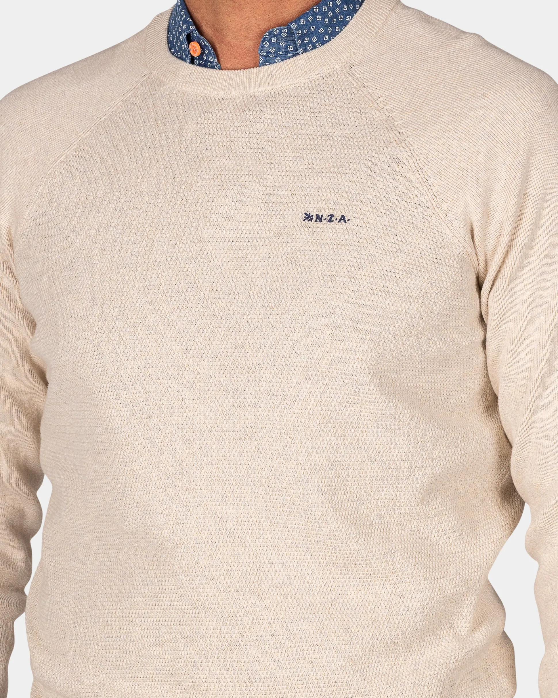 White plain pullover with round neck