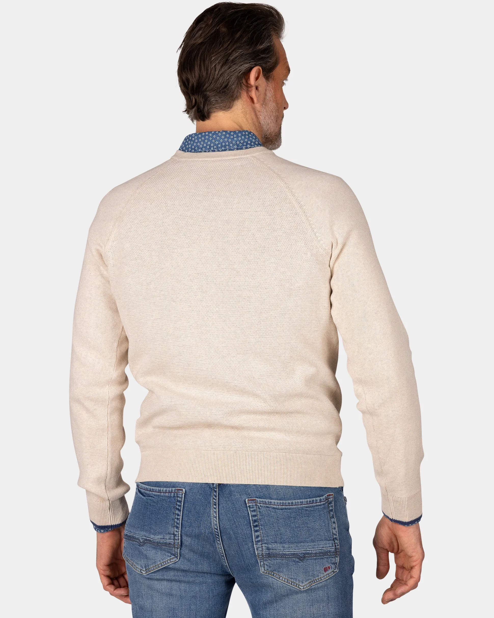 White plain pullover with round neck
